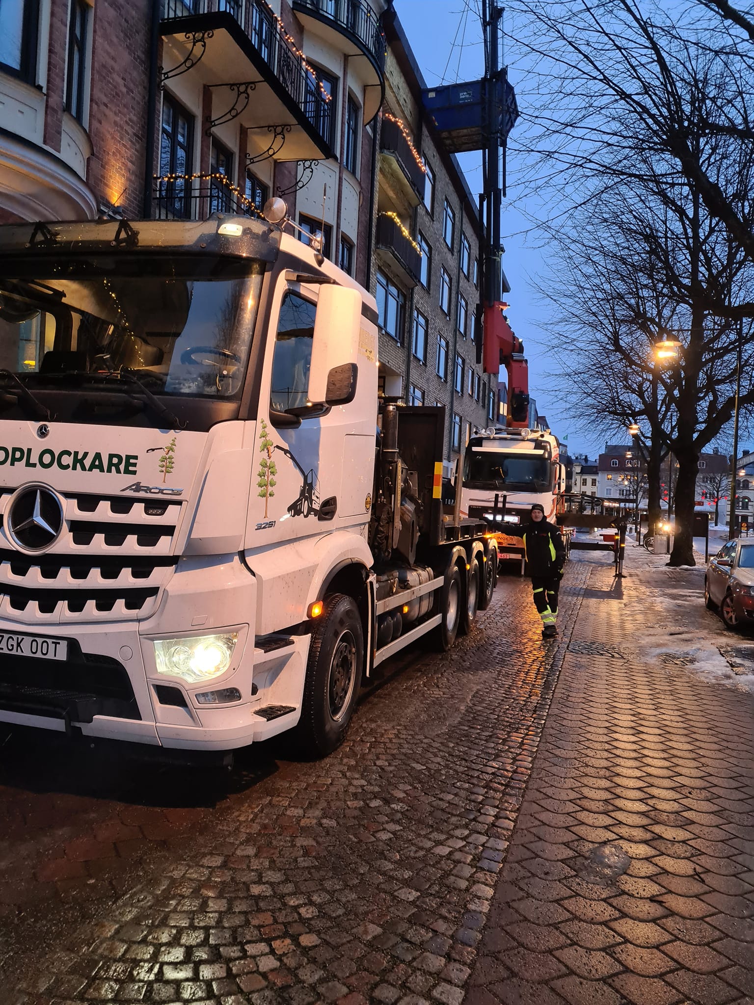 Två kranbilar i samarbete vid montage