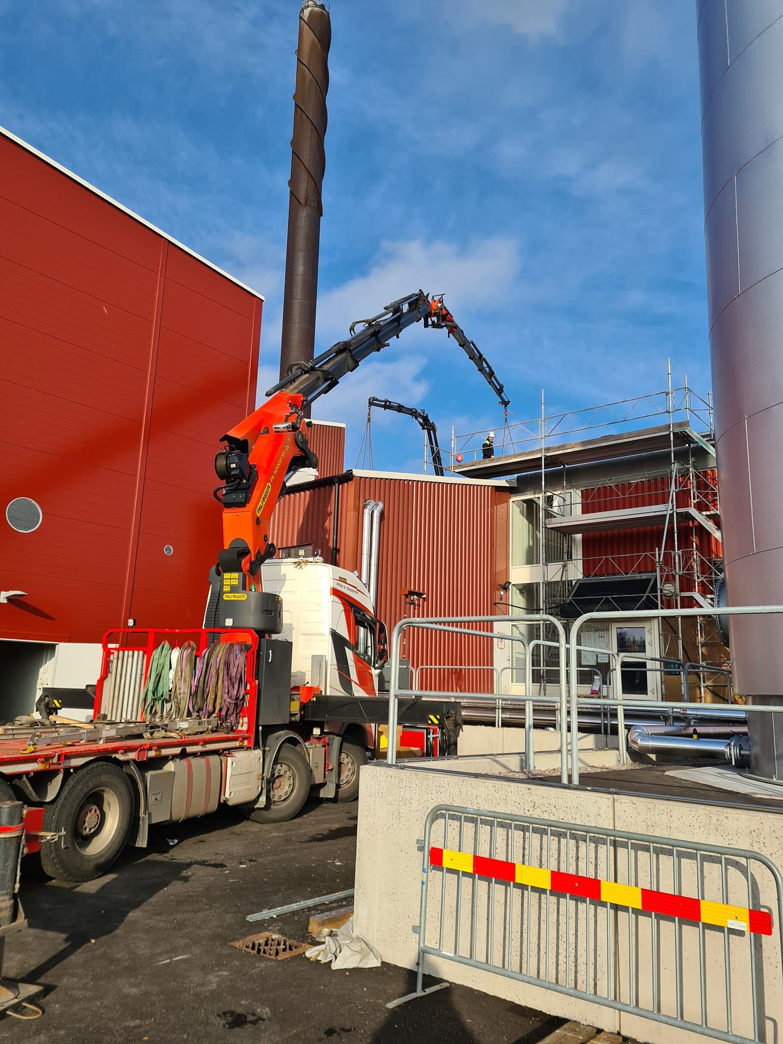 Långt kranlyft vid husbyggnation